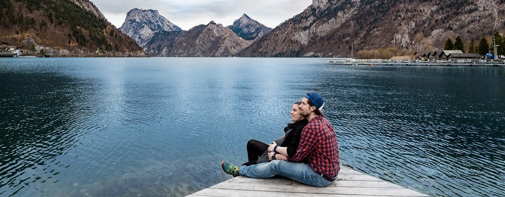 Para nad jeziorem w Norwegii